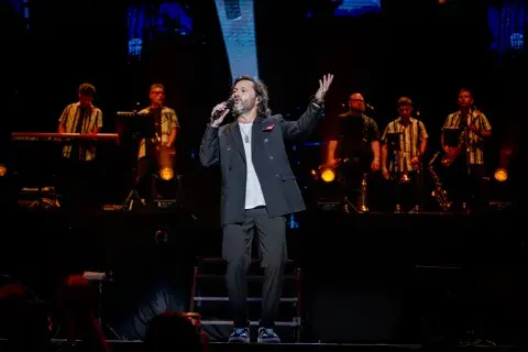 Diego Torres hizo bailar y cantar a sus fanáticos en el Movistar Arena. Diego Torres hizo bailar y cantar a sus fanáticos en el Movistar Arena.
