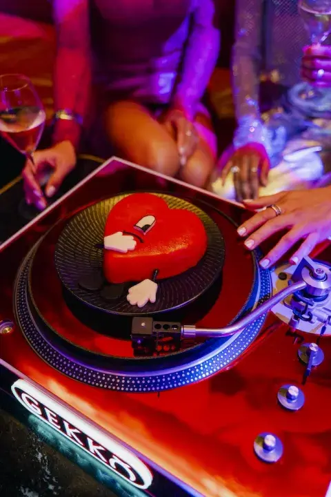 Bad Bunny presenta "El Corazón", su exclusivo postre. Bad Bunny presenta "El Corazón", su exclusivo postre.