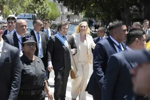 La secretaria general de la Presidencia optó por un diseño de Amelia Saban, una diseñadora argentina. La secretaria general de la Presidencia optó por un diseño de Amelia Saban, una diseñadora argentina.