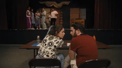 En Ensayo general, todo se hace por amor al arte. En Ensayo general, todo se hace por amor al arte.