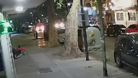 Un joven de 27 años fue detenido por atropellar y arrastrar varios metros a su novia con su camioneta luego de una discusión. Un joven de 27 años fue detenido por atropellar y arrastrar varios metros a su novia con su camioneta luego de una discusión.