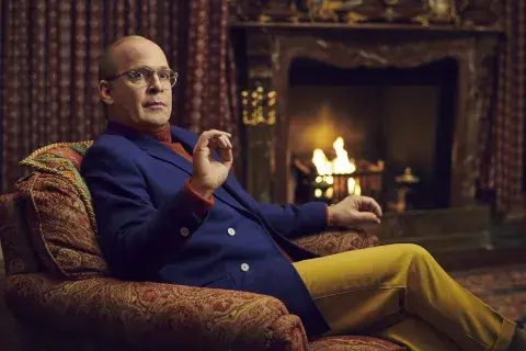 Tom Hollander como Truman Capote en la segunda temporada de la serie Feud. Tom Hollander como Truman Capote en la segunda temporada de la serie Feud.