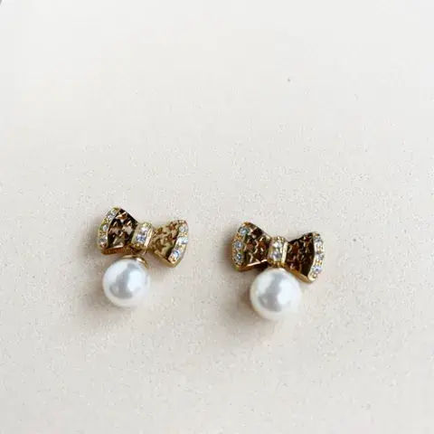 Aros con moño y perla, Fahoma $31.500 Aros con moño y perla, Fahoma $31.500