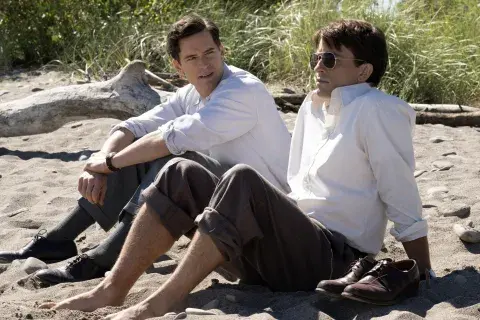 Matt Bomer y Jonathan Bailey dan vida a una pareja gay en Fellow Travellers. Matt Bomer y Jonathan Bailey dan vida a una pareja gay en Fellow Travellers.