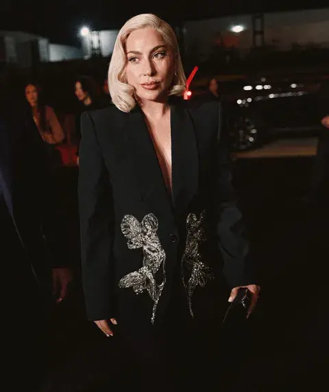 El look de Lady Gaga en la premiere de Maestro. El look de Lady Gaga en la premiere de Maestro.