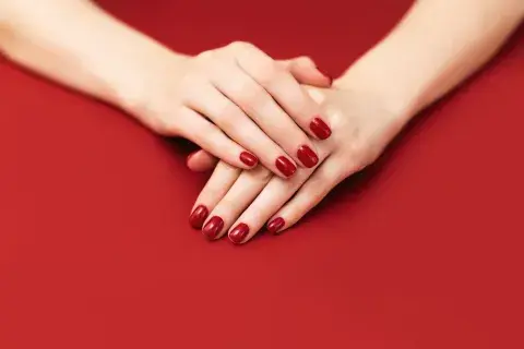 Las uñas rojas son tendencia todo el año Las uñas rojas son tendencia todo el año