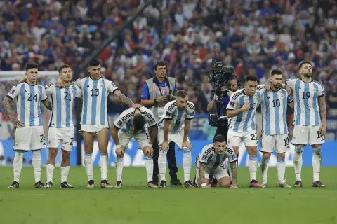 Tensión y nervios mientras los jugadores de la Selección miraban uno de los penales. Tensión y nervios mientras los jugadores de la Selección miraban uno de los penales.