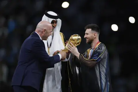 El momento que quedó grabado en el corazón de todos: Messia agarrando por primera vez la copa. El momento que quedó grabado en el corazón de todos: Messia agarrando por primera vez la copa.