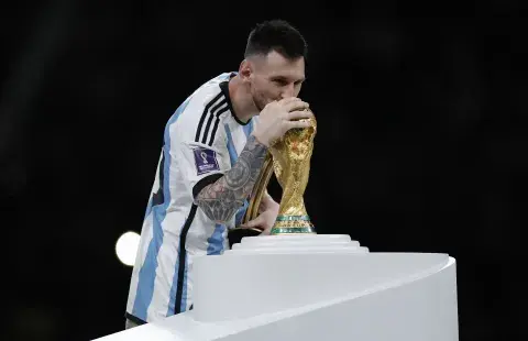 Tiempo después Messi contó que no se pudo resistir a este besito a la copa. Tiempo después Messi contó que no se pudo resistir a este besito a la copa.