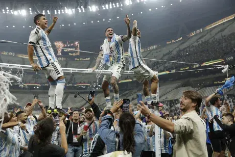 Quedándose como recuerdo parte de la red de los arcos, la Selección festejó a full. Quedándose como recuerdo parte de la red de los arcos, la Selección festejó a full.