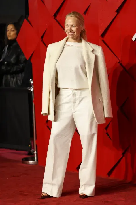 Pamela Anderson en la alfombra roja de los Fashion Awards 2023. Pamela Anderson en la alfombra roja de los Fashion Awards 2023.