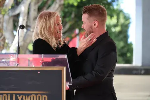 El abrazo entre Macaulay Culkin y Catherine O'Hara en la ceremonia del Paseo de la Fama.