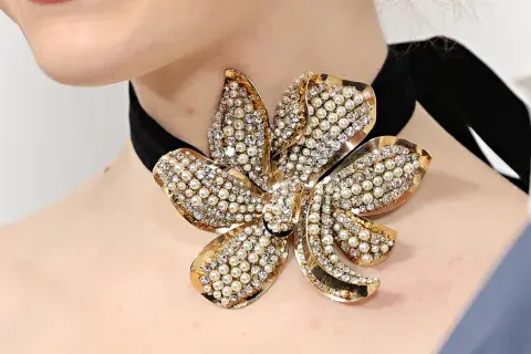 Detalle de la gargantilla de Emma Stone en la premiere de Pobres Criaturas. Detalle de la gargantilla de Emma Stone en la premiere de Pobres Criaturas.
