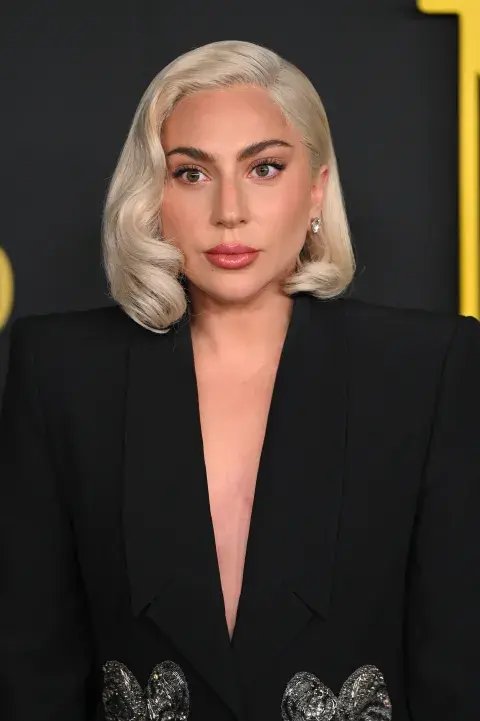 El look de Lady Gaga en la premiere de Maestro. El look de Lady Gaga en la premiere de Maestro.