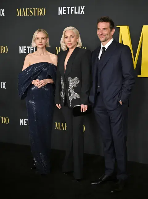 Carey Mulligan, Lady Gaga y Bradley Cooper, en la premiere de la película Maestro. Carey Mulligan, Lady Gaga y Bradley Cooper, en la premiere de la película Maestro.