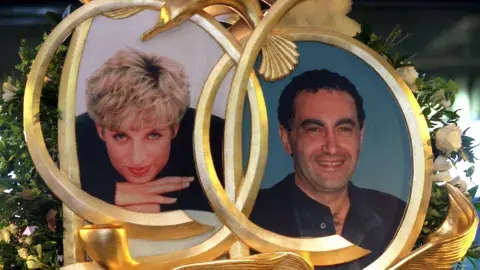 Lady Di y Dodi Fayed en la vida real, en el recuerdo de sus trágicas muertes. Lady Di y Dodi Fayed en la vida real, en el recuerdo de sus trágicas muertes.