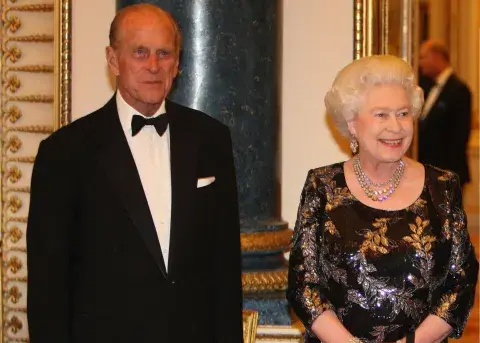 Felipe y la Reina Isabel II en la vida real, en el período que abarca el final de The Crown. Felipe y la Reina Isabel II en la vida real, en el período que abarca el final de The Crown.