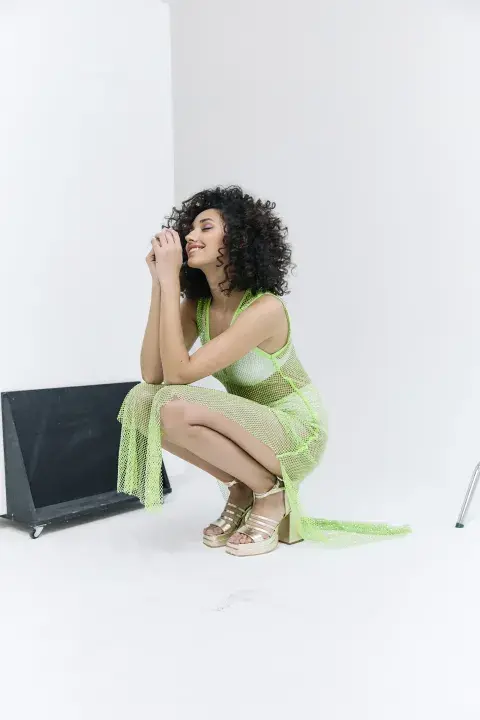 VESTIDO (MONO, $120.000), CORPIÑO (CARO CUORE, $16.900), CULOTTE DE TIRO ALTO (EMA HILL, $9100), SANDALIAS (TINA ALLÓ, $88.401).