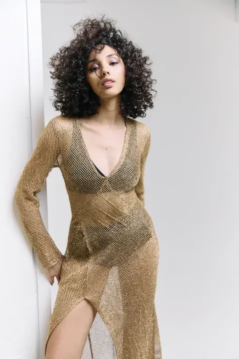 VESTIDO DORADO (ROCÍO RIVERO), BIKINI Y CULOTTE (LAS PEPAS, $49.900).