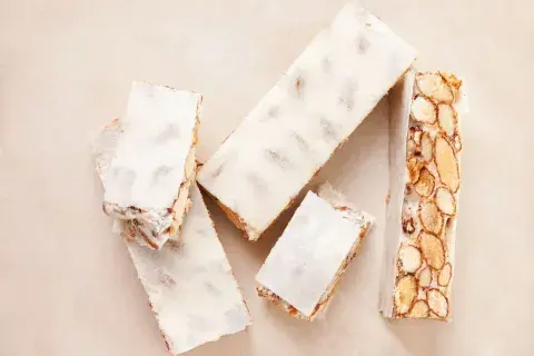 El turrón español es súper fácil de hacer en casa.