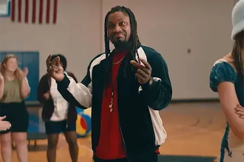Marshawn Lynch, ex jugador de fútbol americano, debuta como Mr. G, el profesor aliado. Marshawn Lynch, ex jugador de fútbol americano, debuta como Mr. G, el profesor aliado.