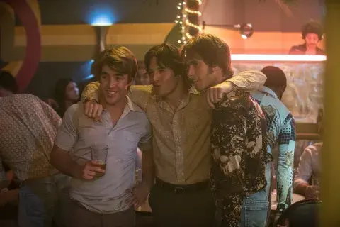 La hermandad masculina y la nostalgia dicen presente en esta comedia. La hermandad masculina y la nostalgia dicen presente en esta comedia.