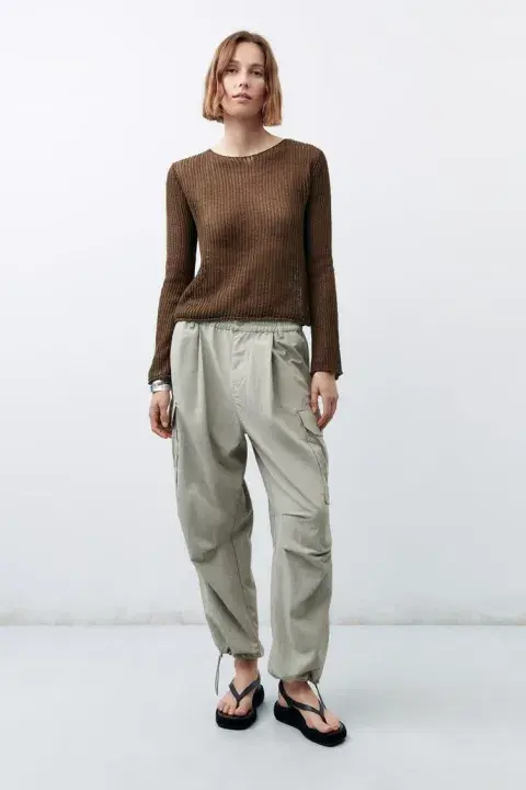 Pantalón cargo de nylon tiro medio y cintura elástica (Zara Argentina, $103.990). Pantalón cargo de nylon tiro medio y cintura elástica (Zara Argentina, $103.990).