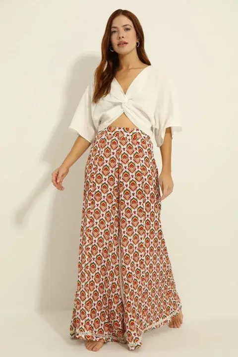 Pantalón estampado de estilo boho con elástico en la cintura (India Style, $104.990). Pantalón estampado de estilo boho con elástico en la cintura (India Style, $104.990).