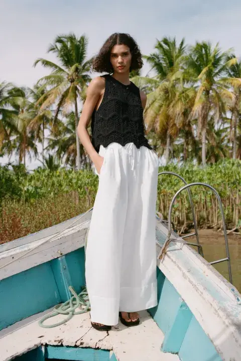 Pantalón palazzo de lino blanco (Zara Argentina, $103.990). Pantalón palazzo de lino blanco (Zara Argentina, $103.990).