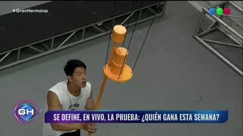Martín Ku resolvió el desafío físico de equilibrio y concentración en la arena en menos de veinte minutos. Martín Ku resolvió el desafío físico de equilibrio y concentración en la arena en menos de veinte minutos.