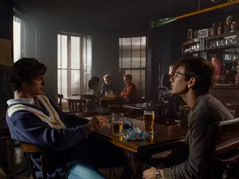 Jacob Elordi y Barry Keoghan entablan amistad a pesar de pertenecer a mundos diferentes. Jacob Elordi y Barry Keoghan entablan amistad a pesar de pertenecer a mundos diferentes.