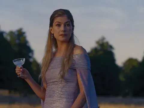 Rosamund Pike interpreta a la excéntrica mamá de Feliz. Rosamund Pike interpreta a la excéntrica mamá de Feliz.