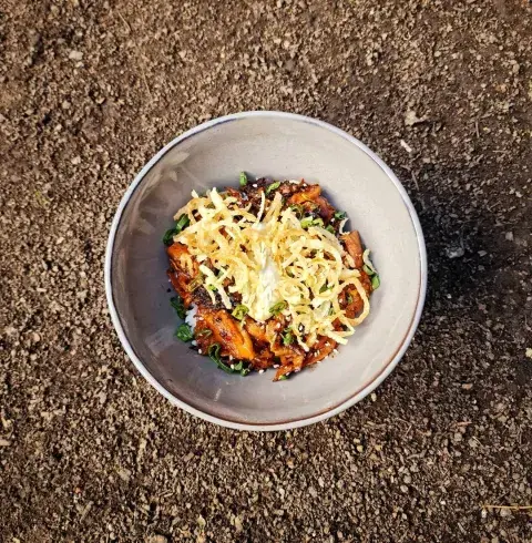 Inspirado en el jeyuk que hacemos, nace este plato vegano de girgolas picantes a base de gochujang. Inspirado en el jeyuk que hacemos, nace este plato vegano de girgolas picantes a base de gochujang.