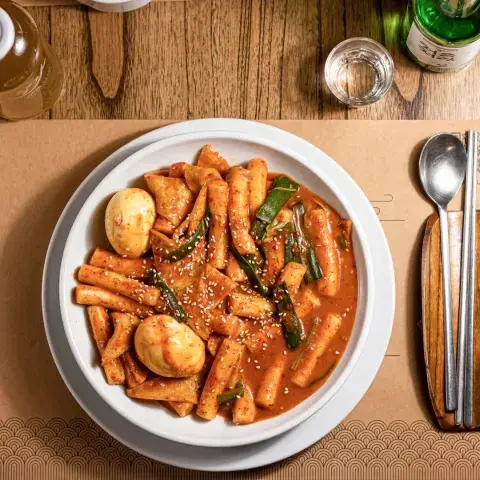 El increíble Tteokbokki de Una canción coreana. El increíble Tteokbokki de Una canción coreana.