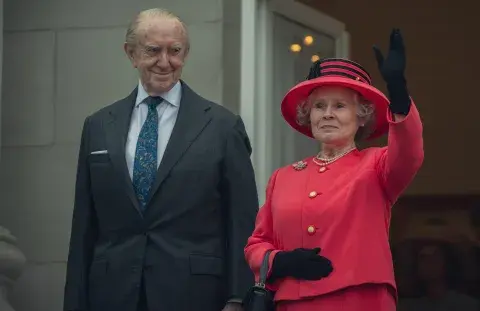 Jonathan Pryce e Imelda Staunton son Felipe y la Reina Isabel II en el final de The Crown. Jonathan Pryce e Imelda Staunton son Felipe y la Reina Isabel II en el final de The Crown.