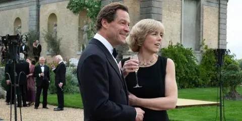 Dominic West y Olivia Williams como Carlos y Camilla Parker Bowles en el final de The Crown. Dominic West y Olivia Williams como Carlos y Camilla Parker Bowles en el final de The Crown.