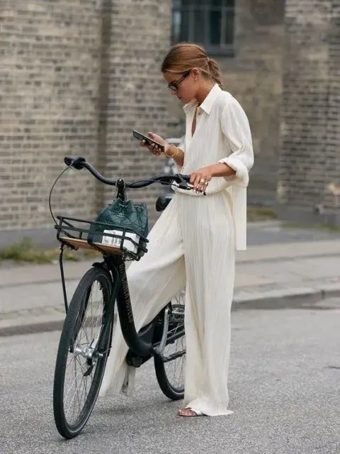 Camisa XXL y pantalón ancho en offwhite. Uno de los looks más trendy de la temporada.