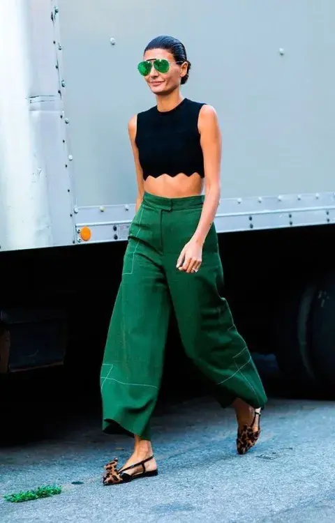Crop top y pantalón ancho. Verde y negro? Divino!!!! Sumá un detalle con los zapatos.