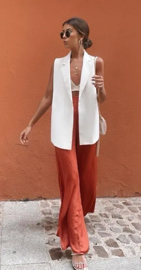 Chaleco, bralette y pantalón tiro alto. Un look relajado pero elegante en una paleta de verano que nos encanta. 