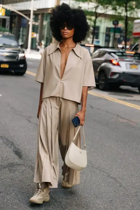 Blusa y pantalón ancho beige, los colores neutros son ideales para los looks de las fiestas por ser cancheros y elegantes. Zapas? Re! 
