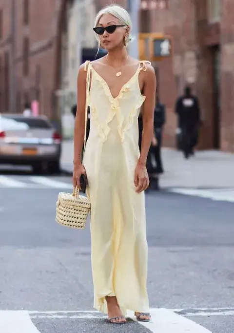 Vestido en color pastel, un look bien fresco para una noche que tiende a ser calurosa. Si prefería zapas, re van!