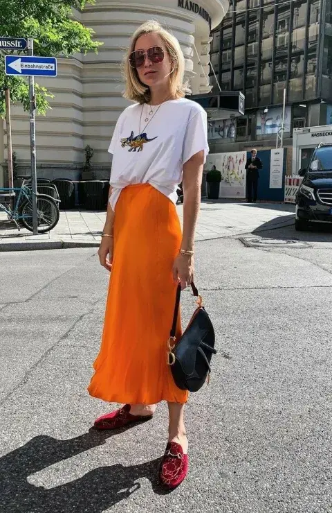 Remera estampada con falda de satén en color estridente. El mix de texturas y estilos, siempre explota. 