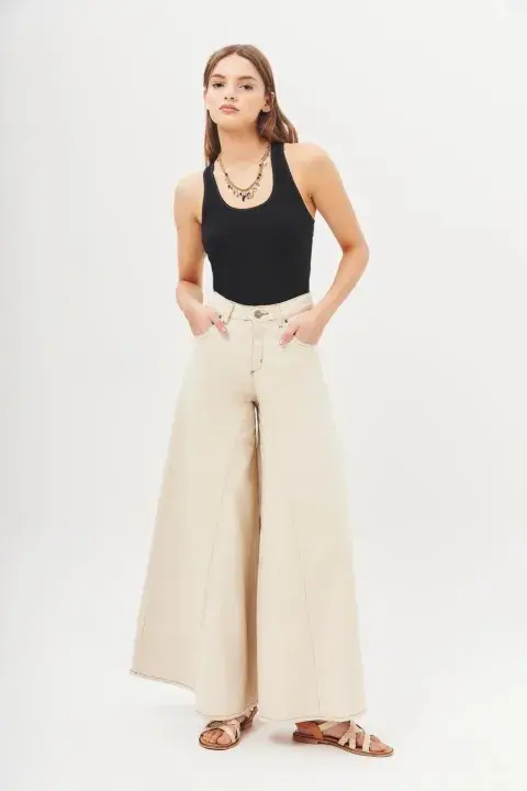 Pantalón denim súper ancho tipo falda color crudo. Rapsodia, $120.000 Pantalón denim súper ancho tipo falda color crudo. Rapsodia, $120.000