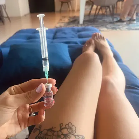"Me doy la última inyección y me arde un montón, pero estoy contenta de estar llegando al final de todo esto" - cuenta Carla. "Me doy la última inyección y me arde un montón, pero estoy contenta de estar llegando al final de todo esto" - cuenta Carla.