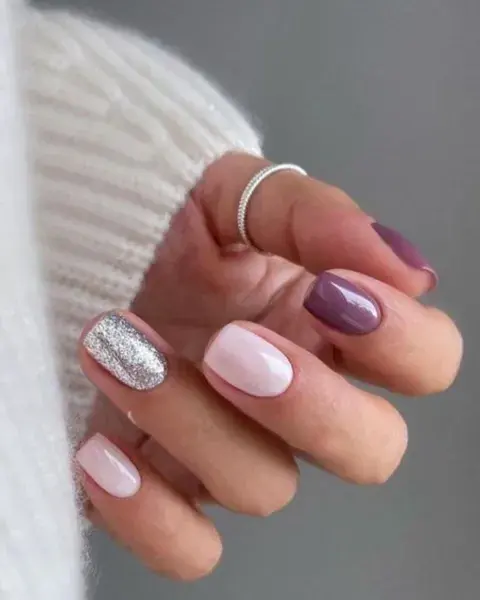 Con uñas de diferentes tonos, combiar mate, con brillito y brillantes queda súper.