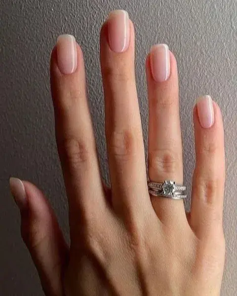 Con un brillito con apenas color, juega con el diseño semi largo de las uñas.