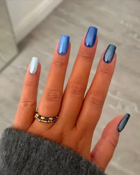 Los esmaltes tornasolados están súper de moda: podes hacer tu nail con un mismo tono o con diferentes. Los esmaltes tornasolados están súper de moda: podes hacer tu nail con un mismo tono o con diferentes.