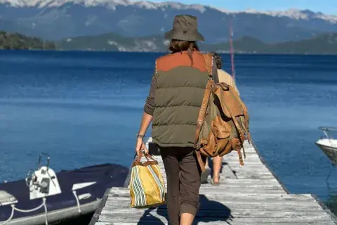 El look lumberjack aesthetic de Juliana Awada en la Patagonia.