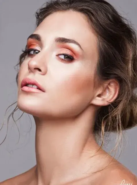 Combinando los labios con las sombras, resalta parte del párpado para combinarlo con un tono más claro. Combinando los labios con las sombras, resalta parte del párpado para combinarlo con un tono más claro.