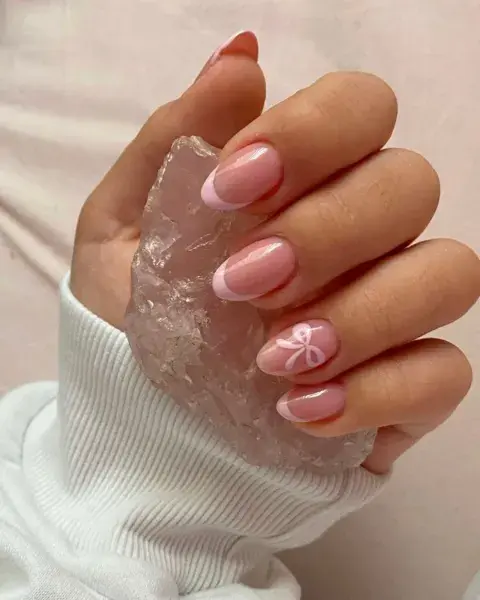 En francesita -en este caso, en rosa- también podés sumarle un dibujito en forma de moño.
